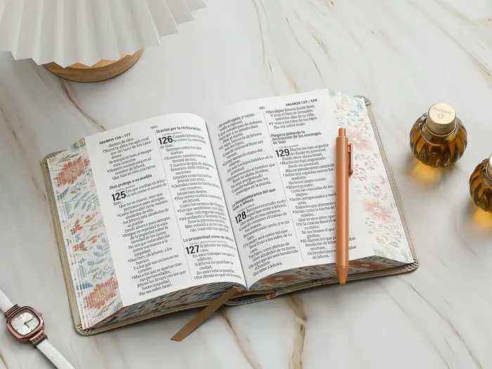 biblia-rvr60-035c-pjr-cp-flores-crema-biblias-346.webp