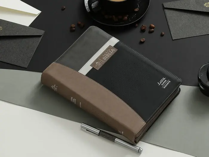 biblia-rvr60-088czti-lsgi-tech-dot-negro-cafe-beige-biblias-533.webp