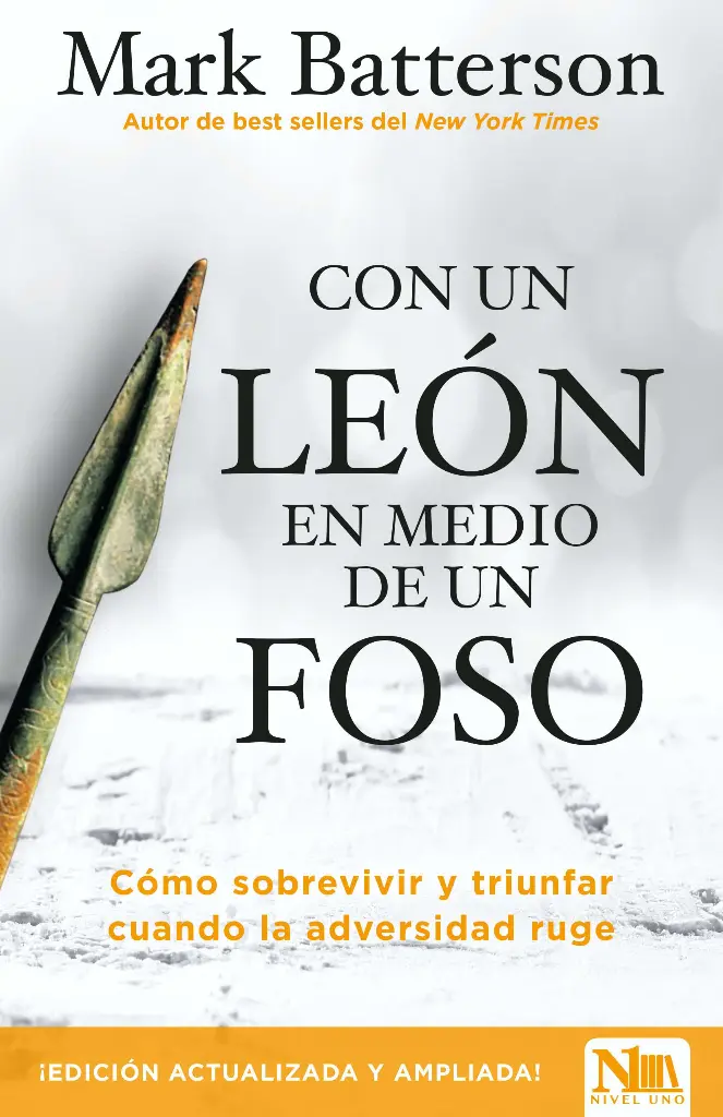 CON UN LEON EN MEDIO DE UN FOSO