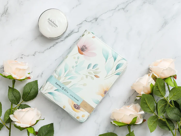 Biblia RVR60 035czti PJR CP Victoria flores sobre azul Tamaño Compacto